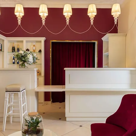 Hotel Queen Mary Opera 4*